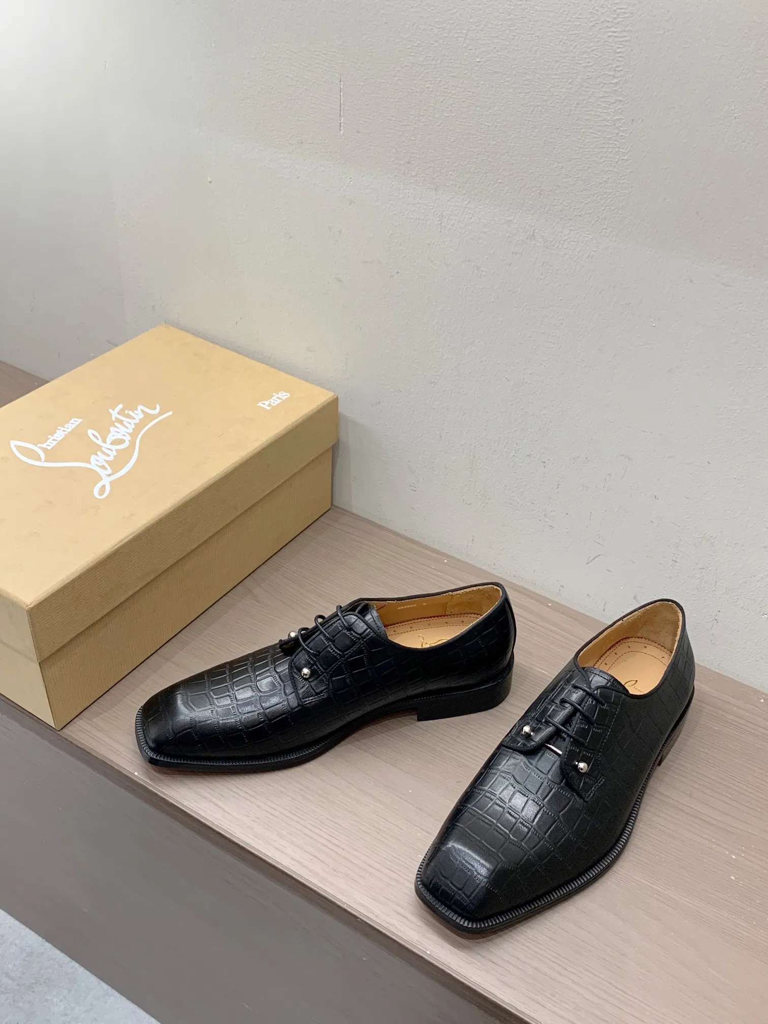 [CL red sole shoes] Top P: 1020💰 Size 39-44 (38.45.46 custom-made, non-returnable) Christian Louboutin men's classic Oxford shoes, men's business formal leather shoes💫Original molding, 1:1 replica, specially made for nobles. The unique shoe shape is unique and 100% comfortable! The whole shoe is made of imported Italian cowhide material, carefully selected, with fine pores and rich luster. Cow leather lining, soft and comfortable, sweat-absorbent and breathable. Genuine leather outsole, non-slip and wear-resistant, full of texture, elegant and luxurious overall, integrating comfort, formality and luxury! The Rolls Royce of shoes!